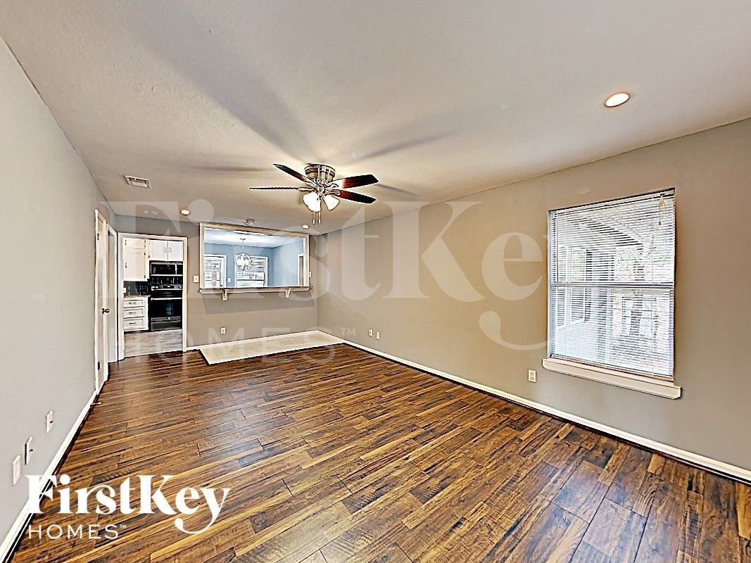 626 Warren St - Photo 2 of 16