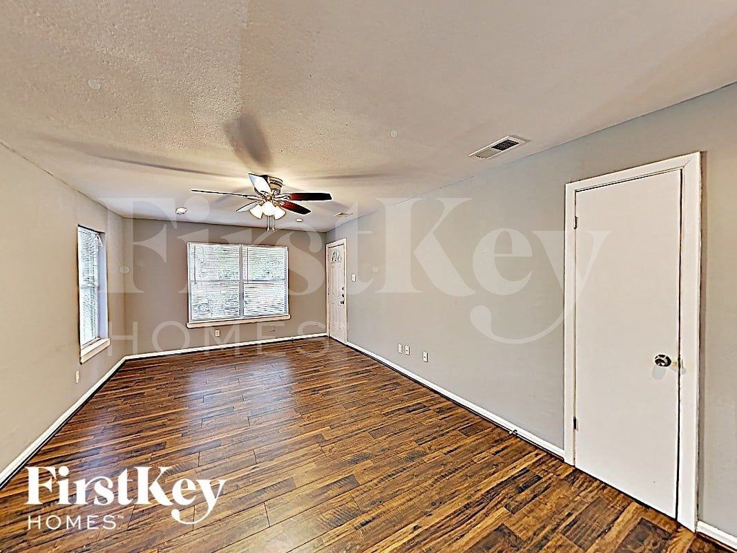 626 Warren St - Photo 3 of 16