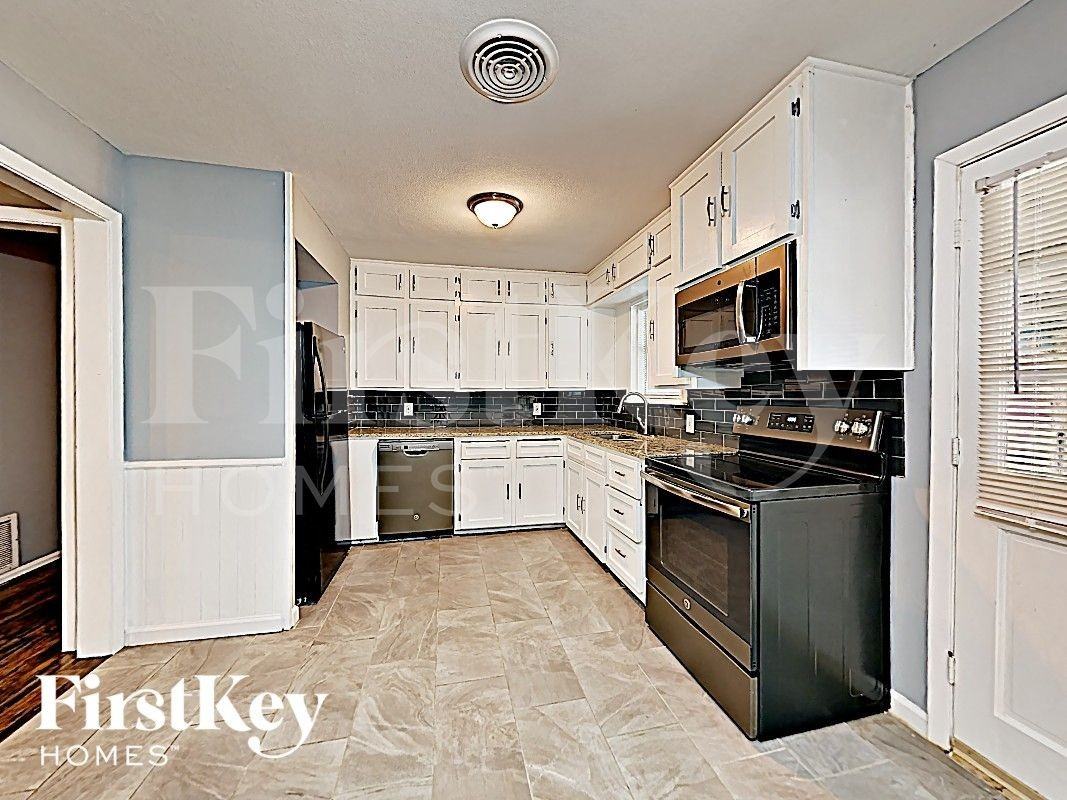 626 Warren St - Photo 4 of 16
