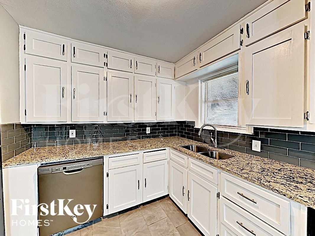 626 Warren St - Photo 5 of 16
