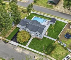 featured image of 19 Roslyn Dr