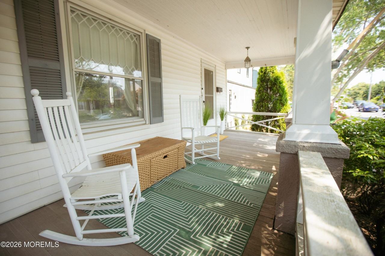 329 Richmond Ave - Photo 7 of 47