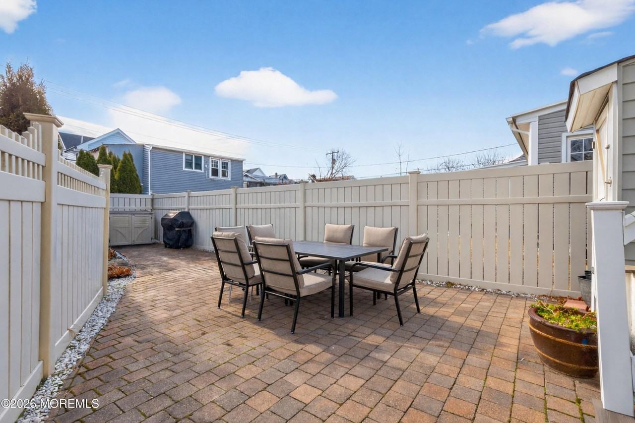 211 Lareine Ave - Photo 5 of 37