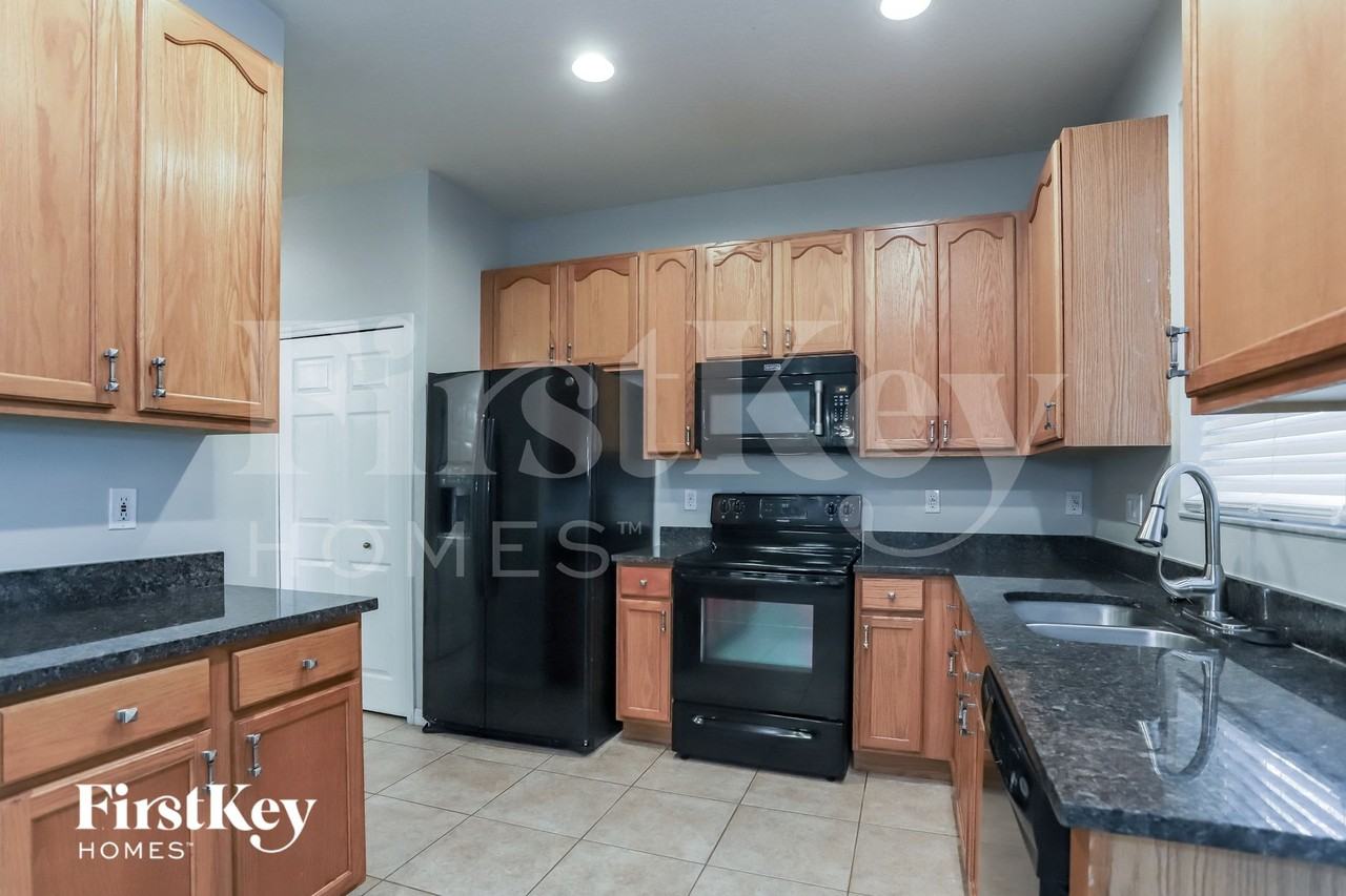 3041 Savannah Oaks Cir - Photo 3 of 15