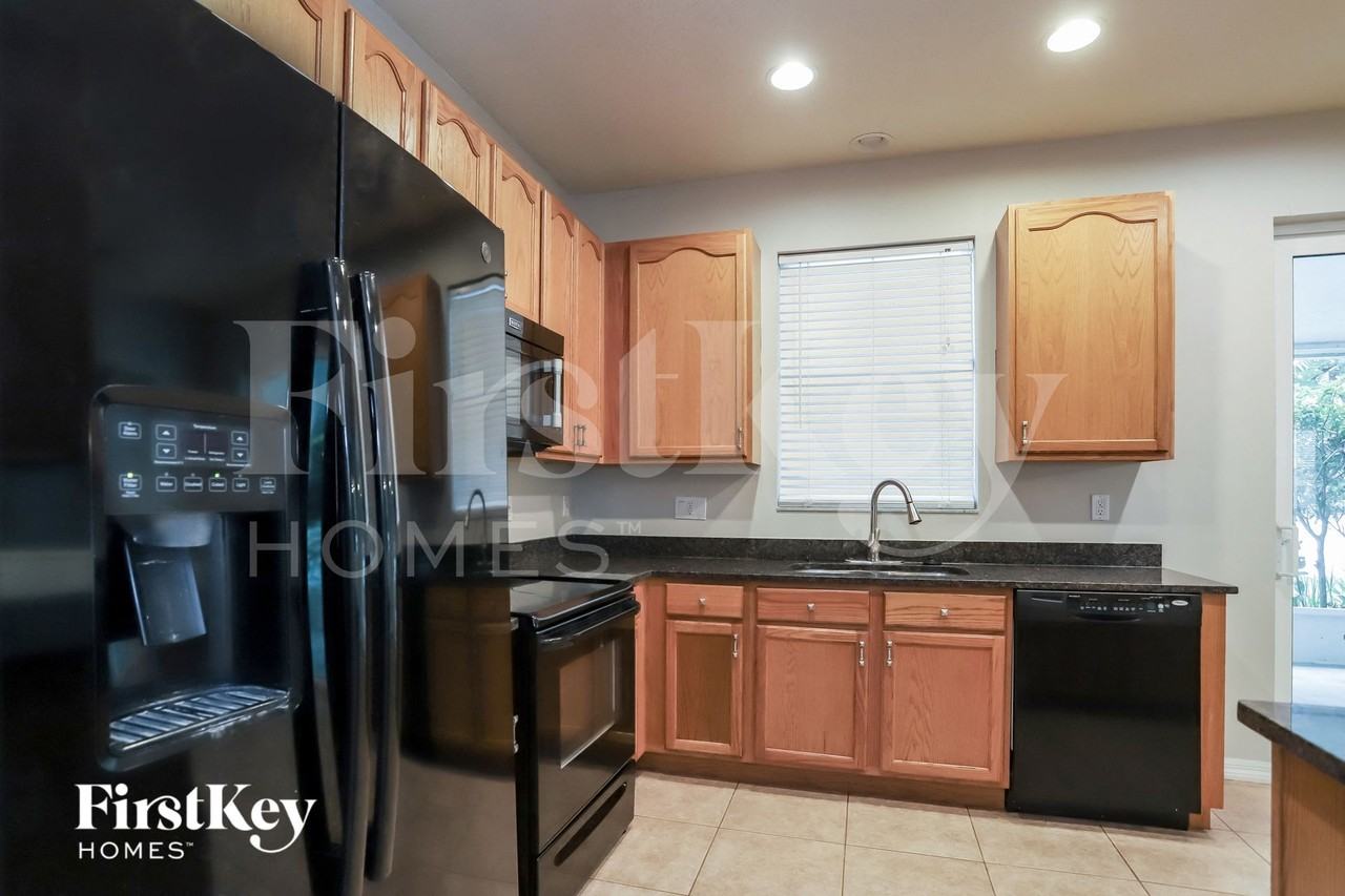 3041 Savannah Oaks Cir - Photo 4 of 15