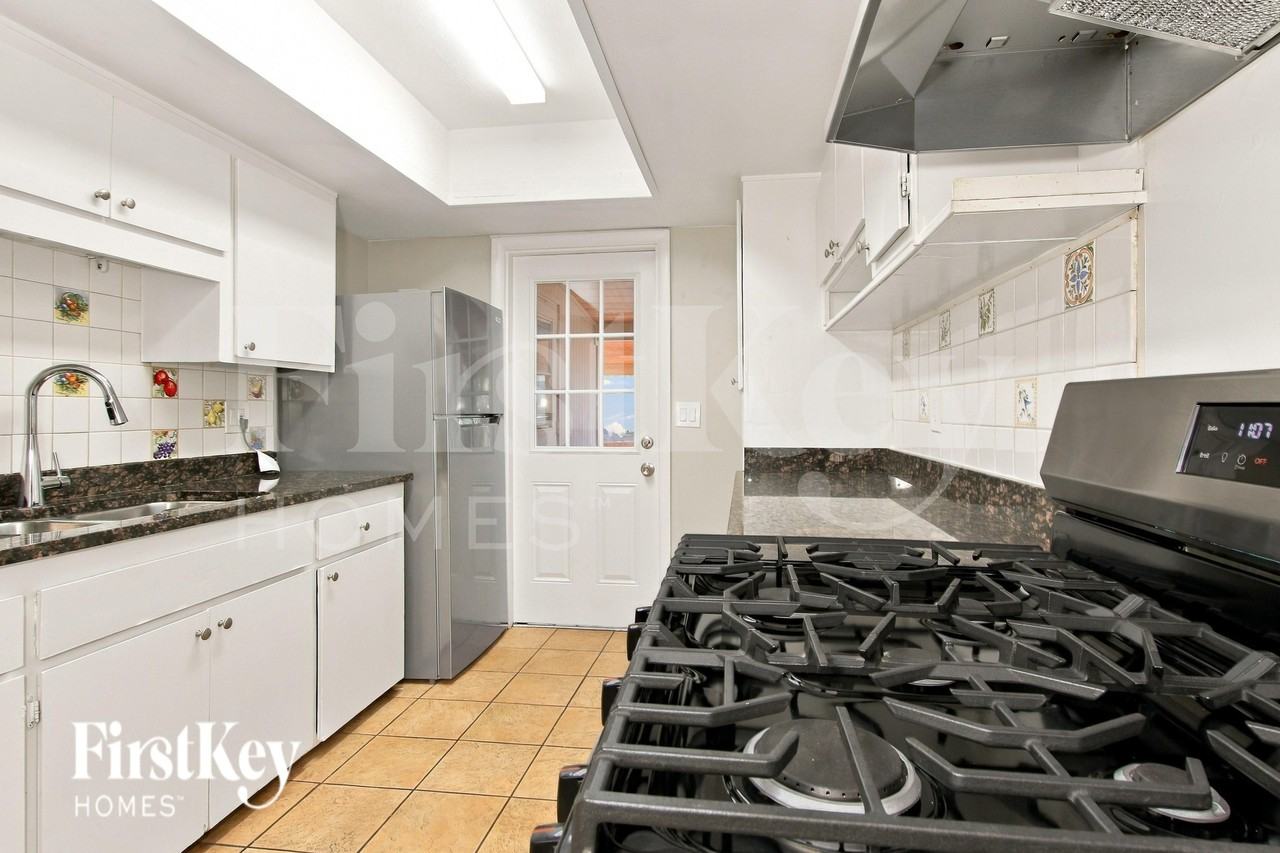 2333 E Sylvia St - Photo 4 of 16