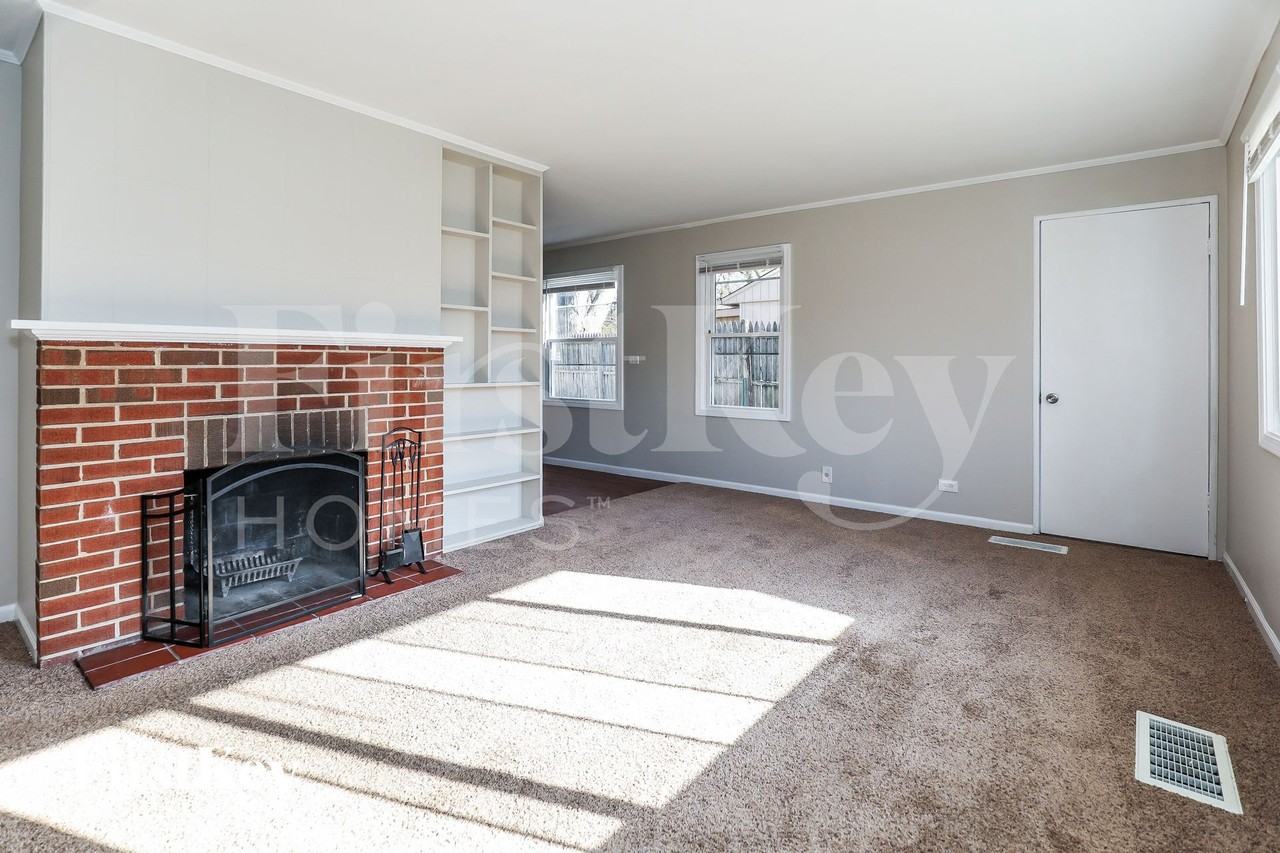 220 Miami St - Photo 4 of 15