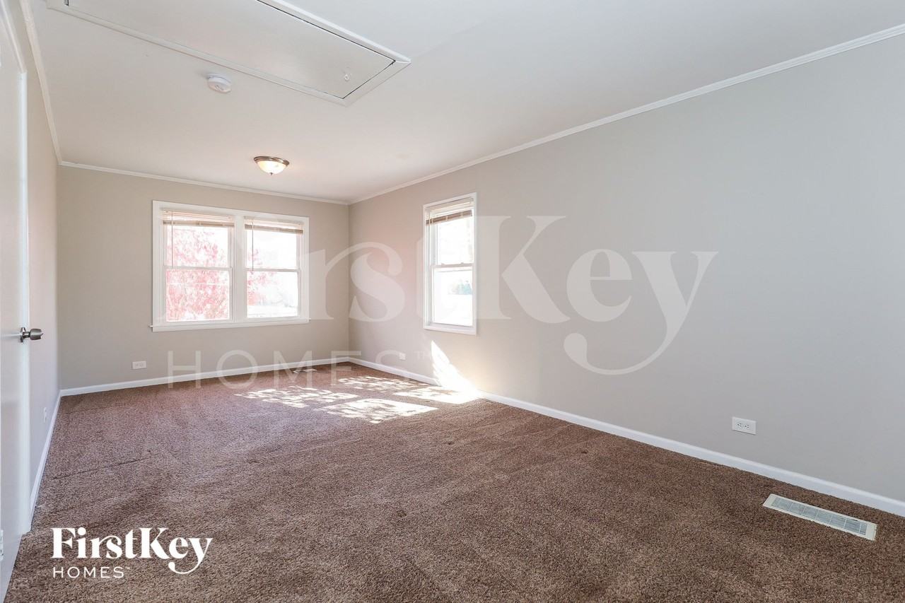 220 Miami St - Photo 5 of 15