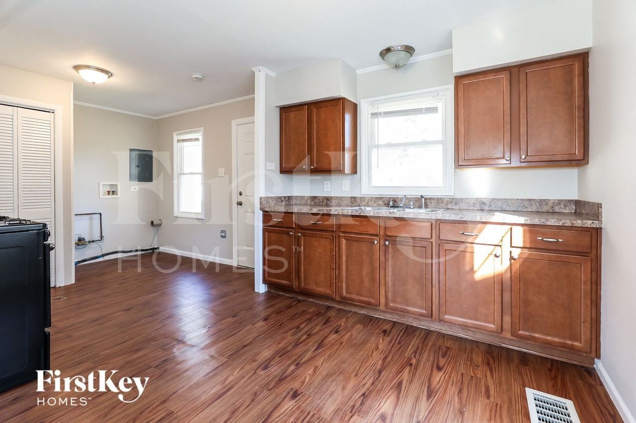 220 Miami St - Photo 6 of 15
