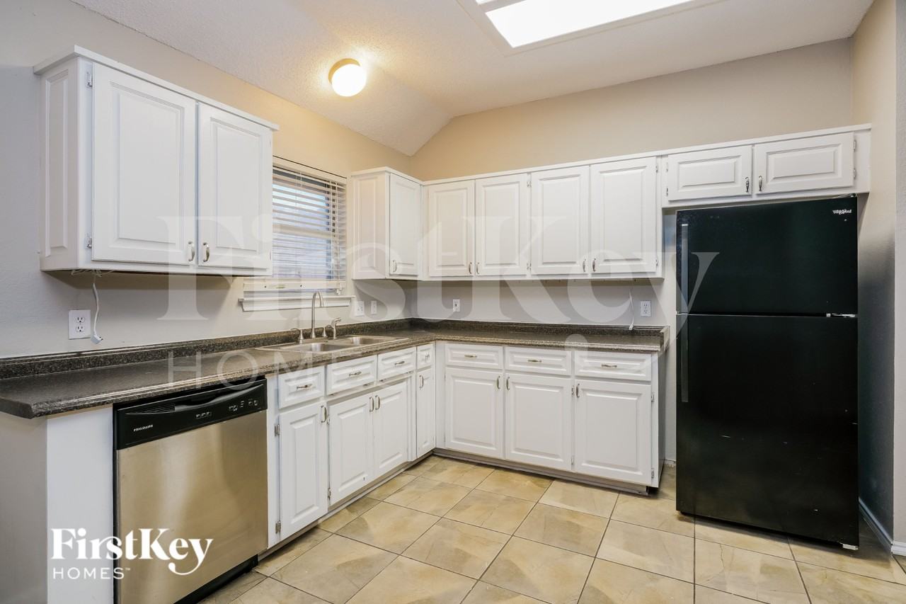1402 New Haven Dr - Photo 5 of 16