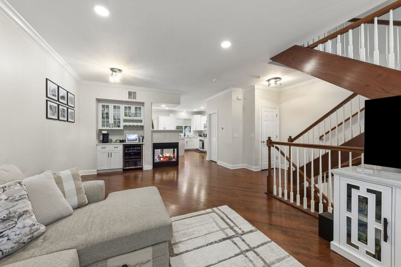 808 Shandrew Dr #808 - Photo 3 of 23