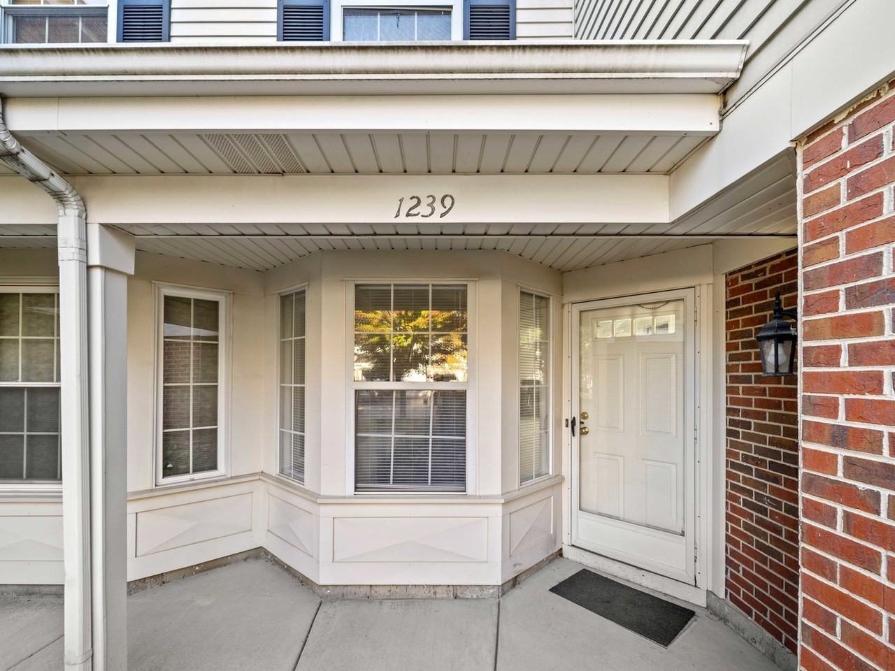 1239 S Wellington Ct #1239 - Photo 2 of 19
