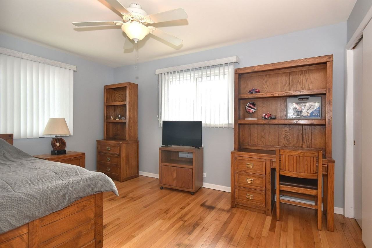 861 S Hawthorne Ave - Photo 2 of 32