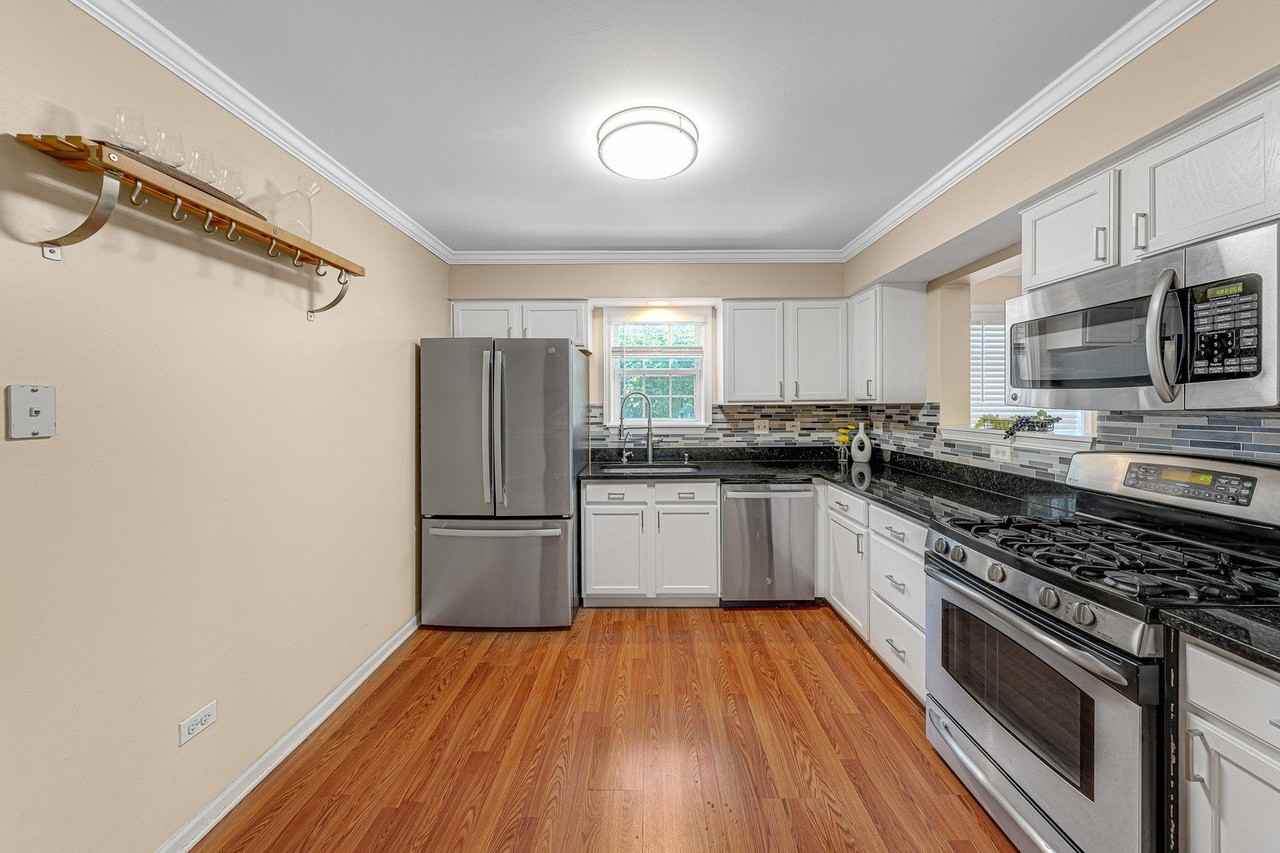 560 Jennifer Cir - Photo 4 of 21