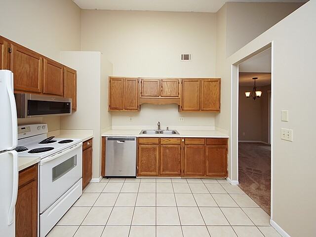 1022 Oakcrest Dr - Photo 3 of 50