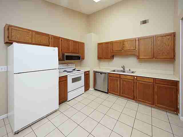 1022 Oakcrest Dr - Photo 4 of 50