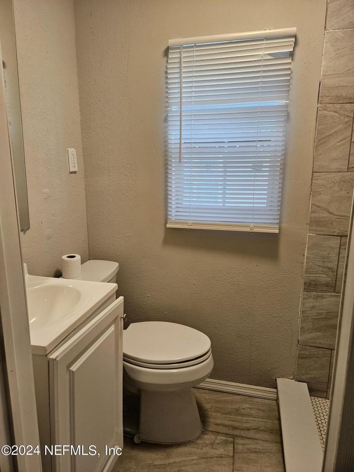 1176 E 13th St - Photo 5 of 10