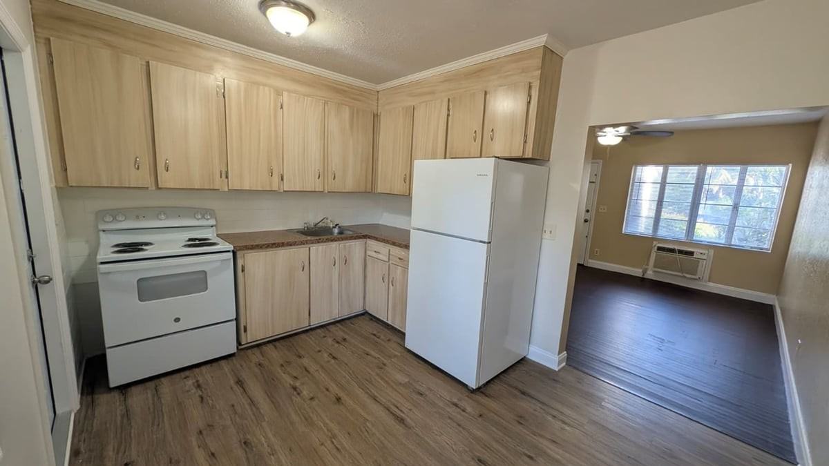404 49th St - Photo 2 of 16