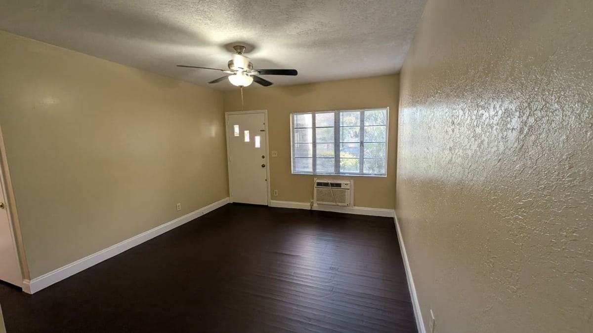 404 49th St - Photo 6 of 16