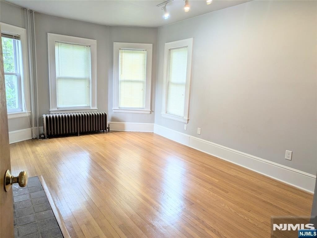 438 Van Dyke St - Photo 6 of 10