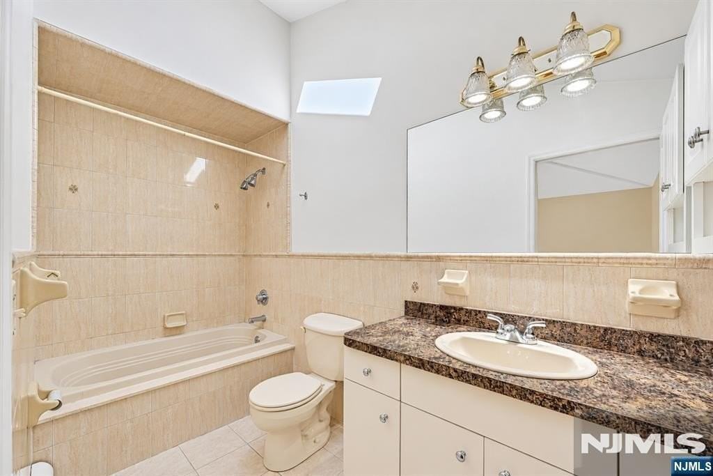 393 Washington Ave #B - Photo 4 of 29