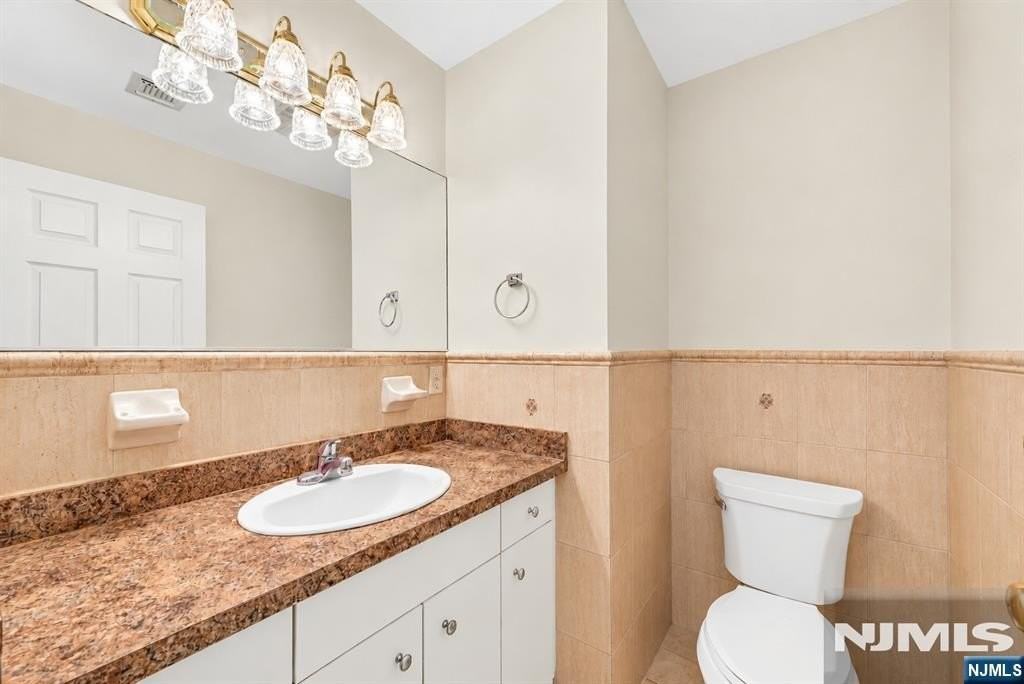 393 Washington Ave #B - Photo 5 of 29