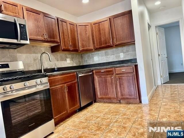 539 Anderson Ave - Photo 3 of 11