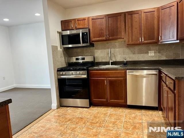 539 Anderson Ave - Photo 6 of 11