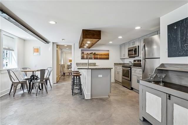 27 Fontainebleau Dr #B - Photo 5 of 10