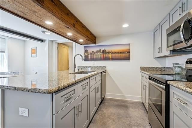 27 Fontainebleau Dr #B - Photo 6 of 10