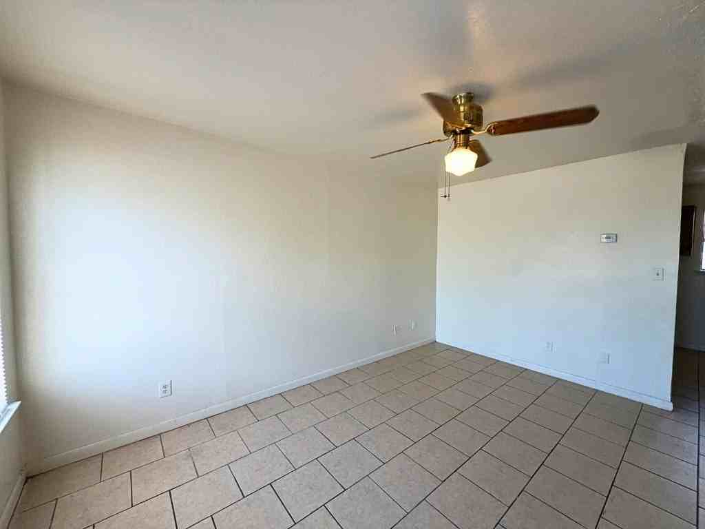 807 W Walnut St #C2 - Photo 4 of 20