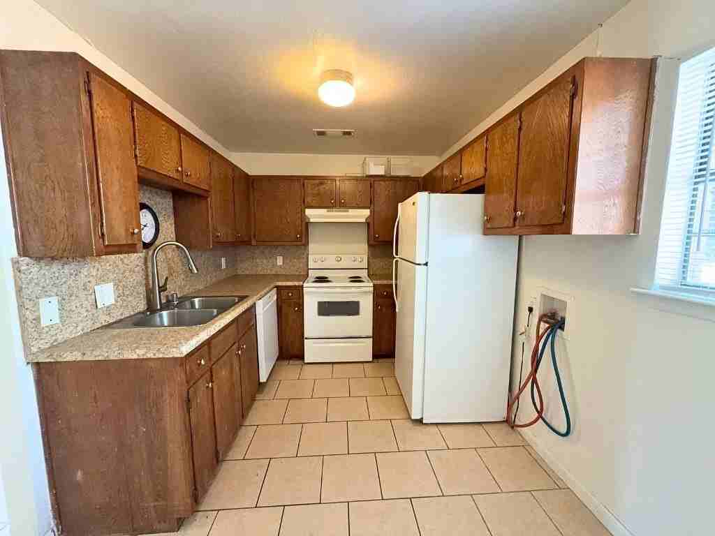 807 W Walnut St #C2 - Photo 5 of 20