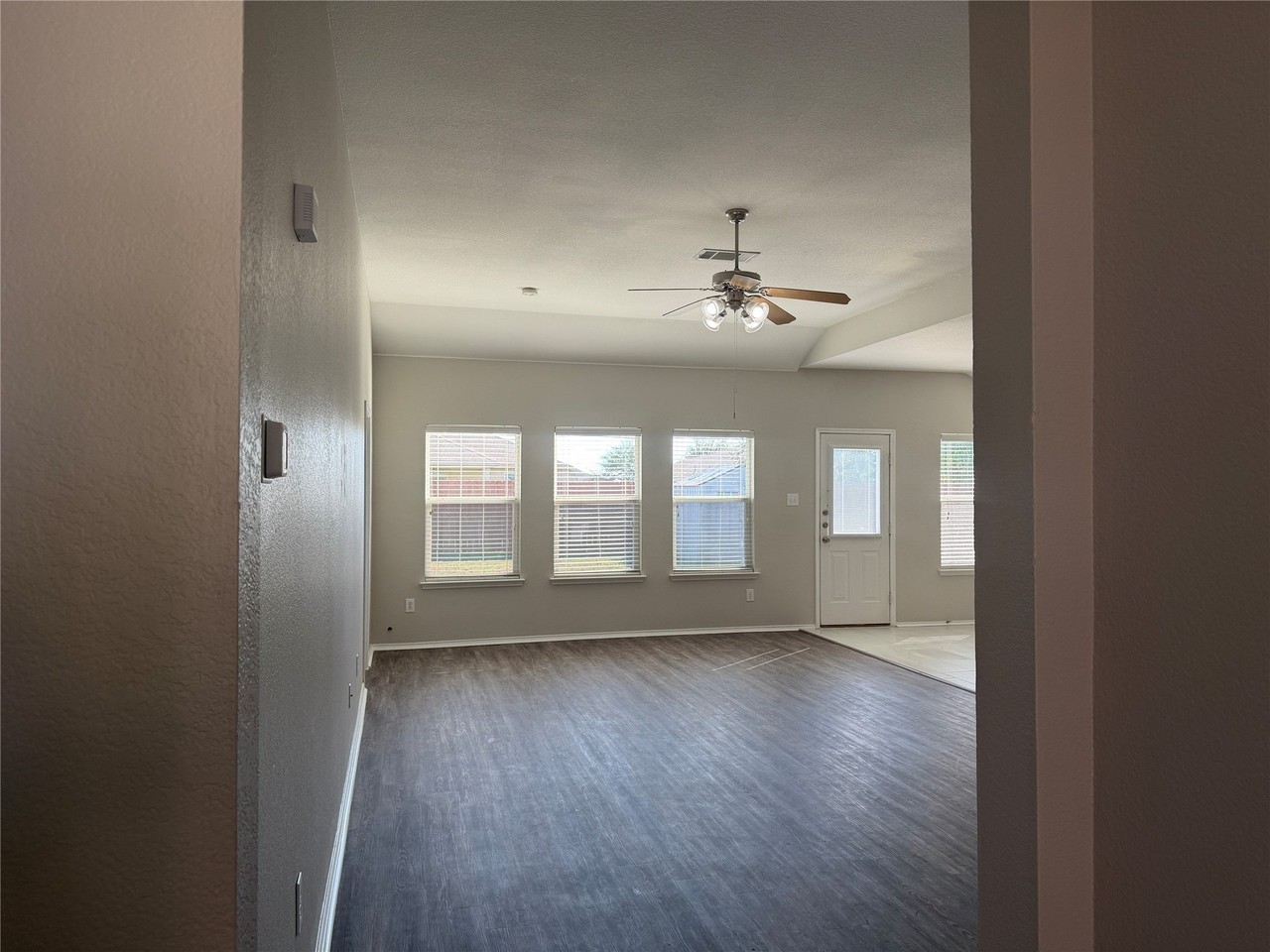 301 Meadow Lark Ln - Photo 3 of 34