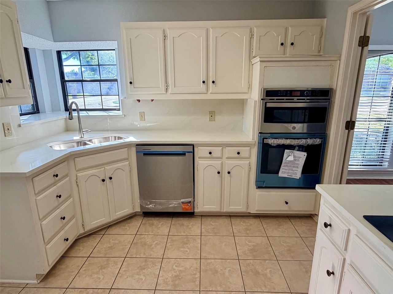 1712 Colonial Ct - Photo 2 of 12