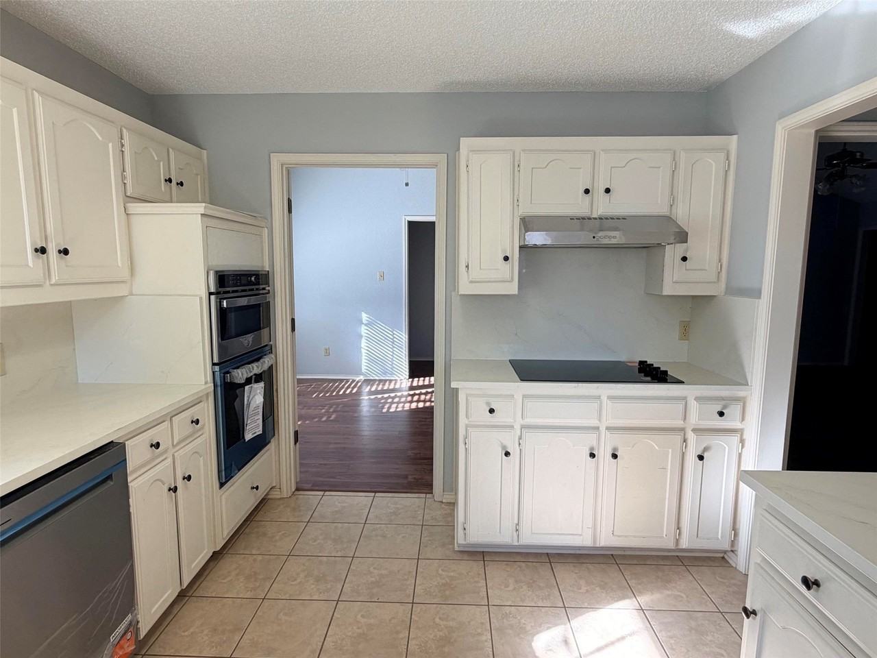1712 Colonial Ct - Photo 3 of 12