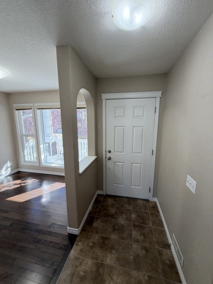7216 21 Ave Sw - Photo 2 of 37