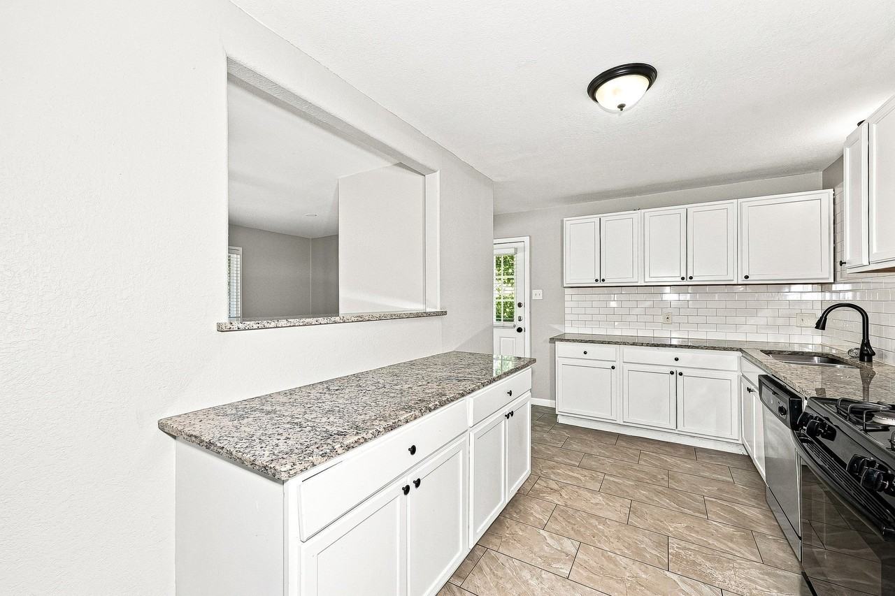 5233 Trail Lake Dr - Photo 3 of 16