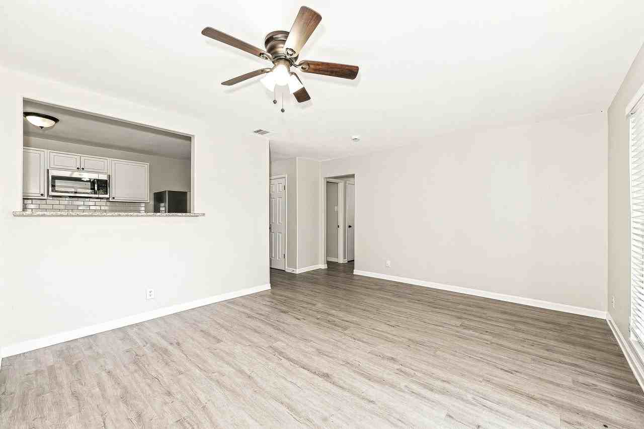 5233 Trail Lake Dr - Photo 5 of 16