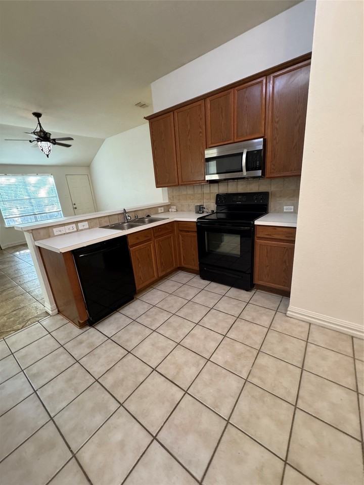 3720 Hermalinda Dr - Photo 3 of 16