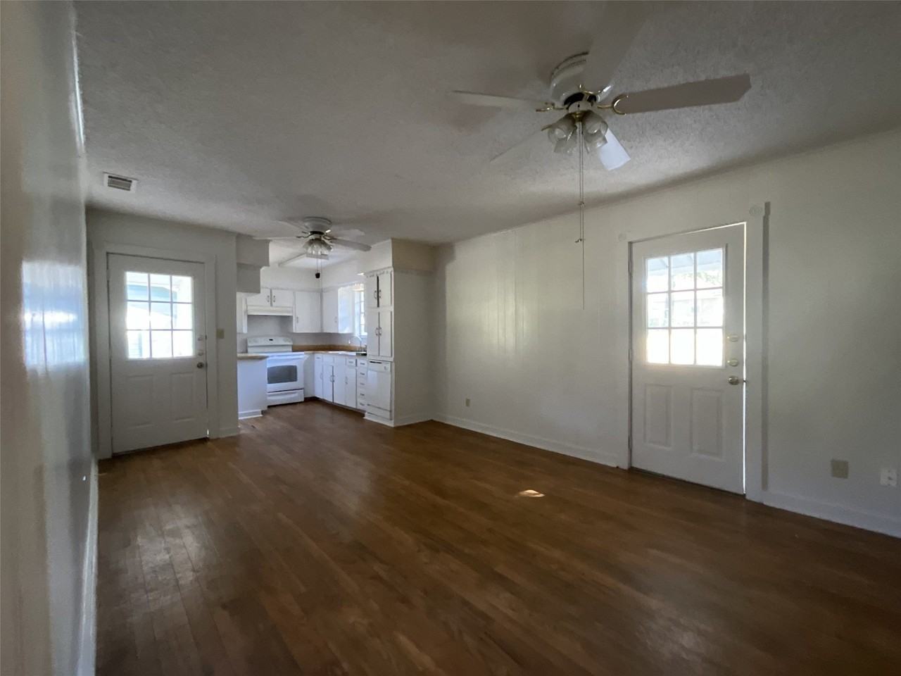 1130 Clay St - Photo 6 of 13