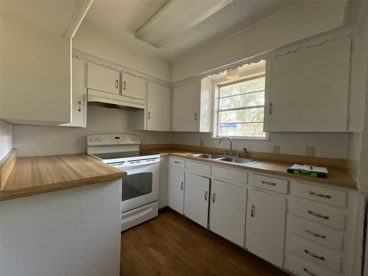 1130 Clay St - Photo 7 of 13