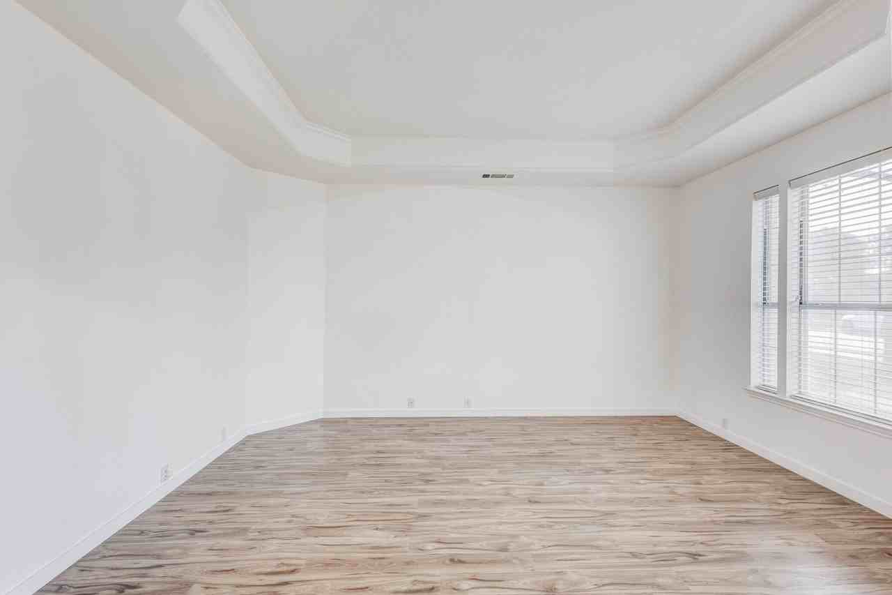 1306 Bentley Dr - Photo 2 of 14