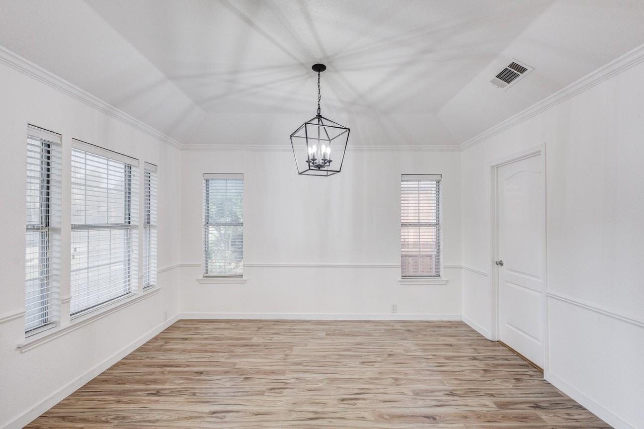 1306 Bentley Dr - Photo 3 of 14
