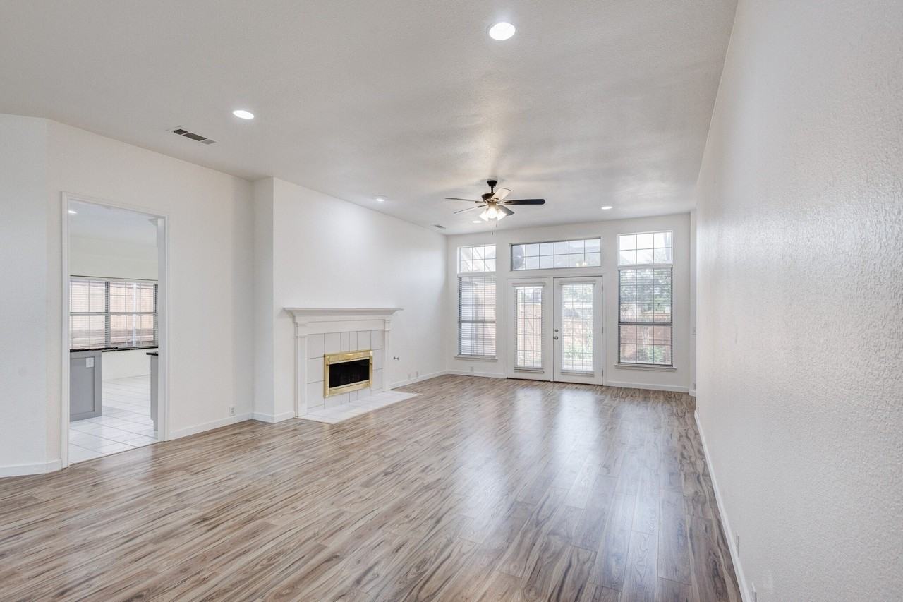 1306 Bentley Dr - Photo 4 of 14