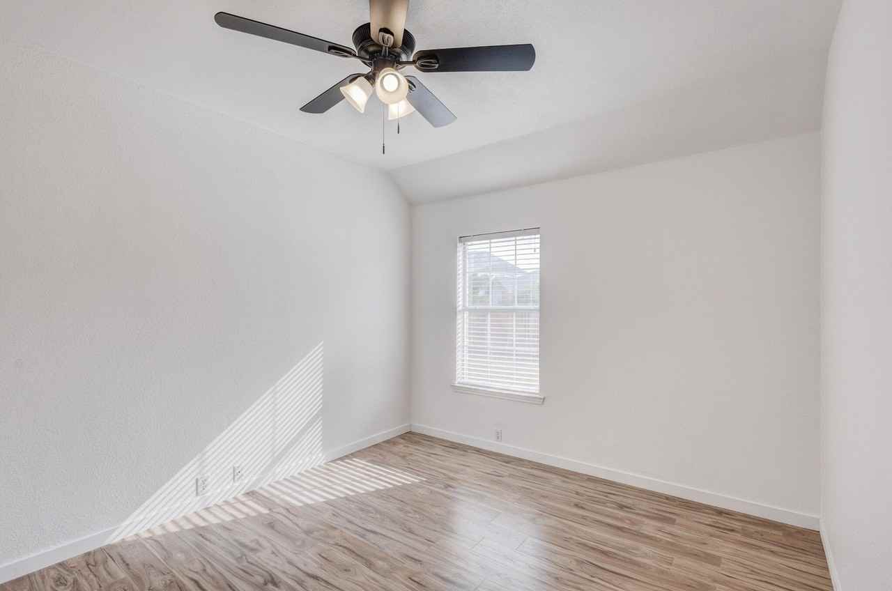 1306 Bentley Dr - Photo 5 of 14