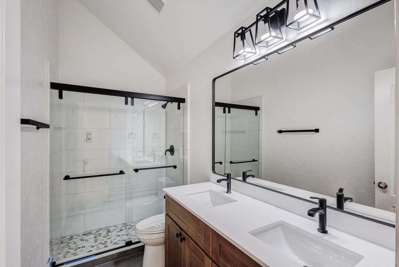 1306 Bentley Dr - Photo 6 of 14