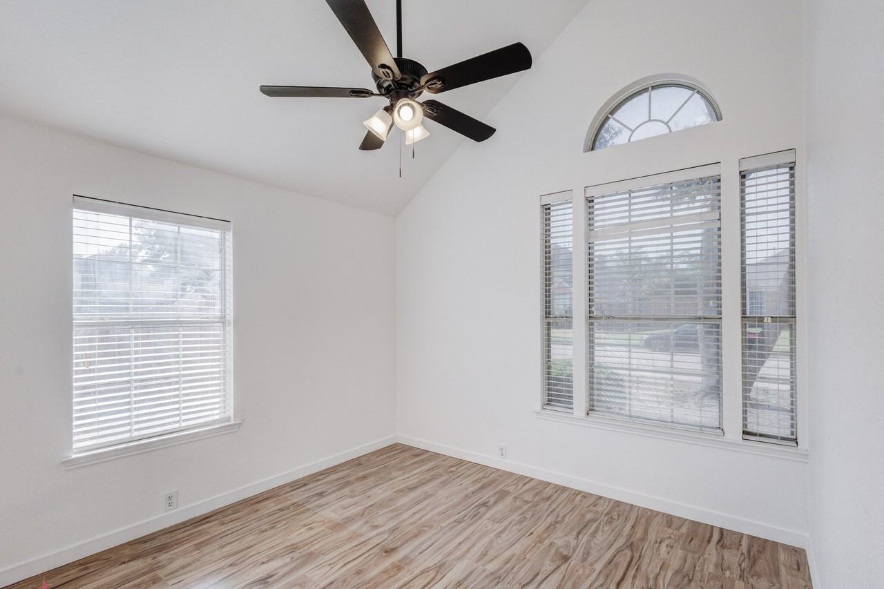 1306 Bentley Dr - Photo 7 of 14