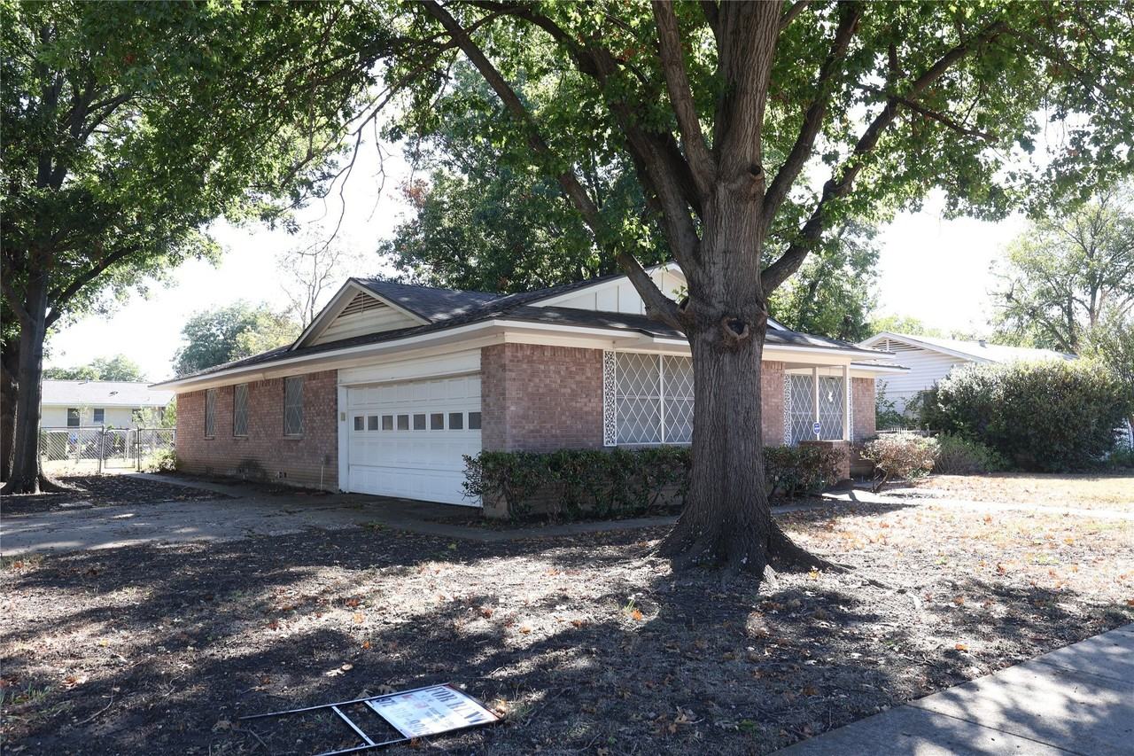 1202 Alamo Ln - Photo 2 of 10
