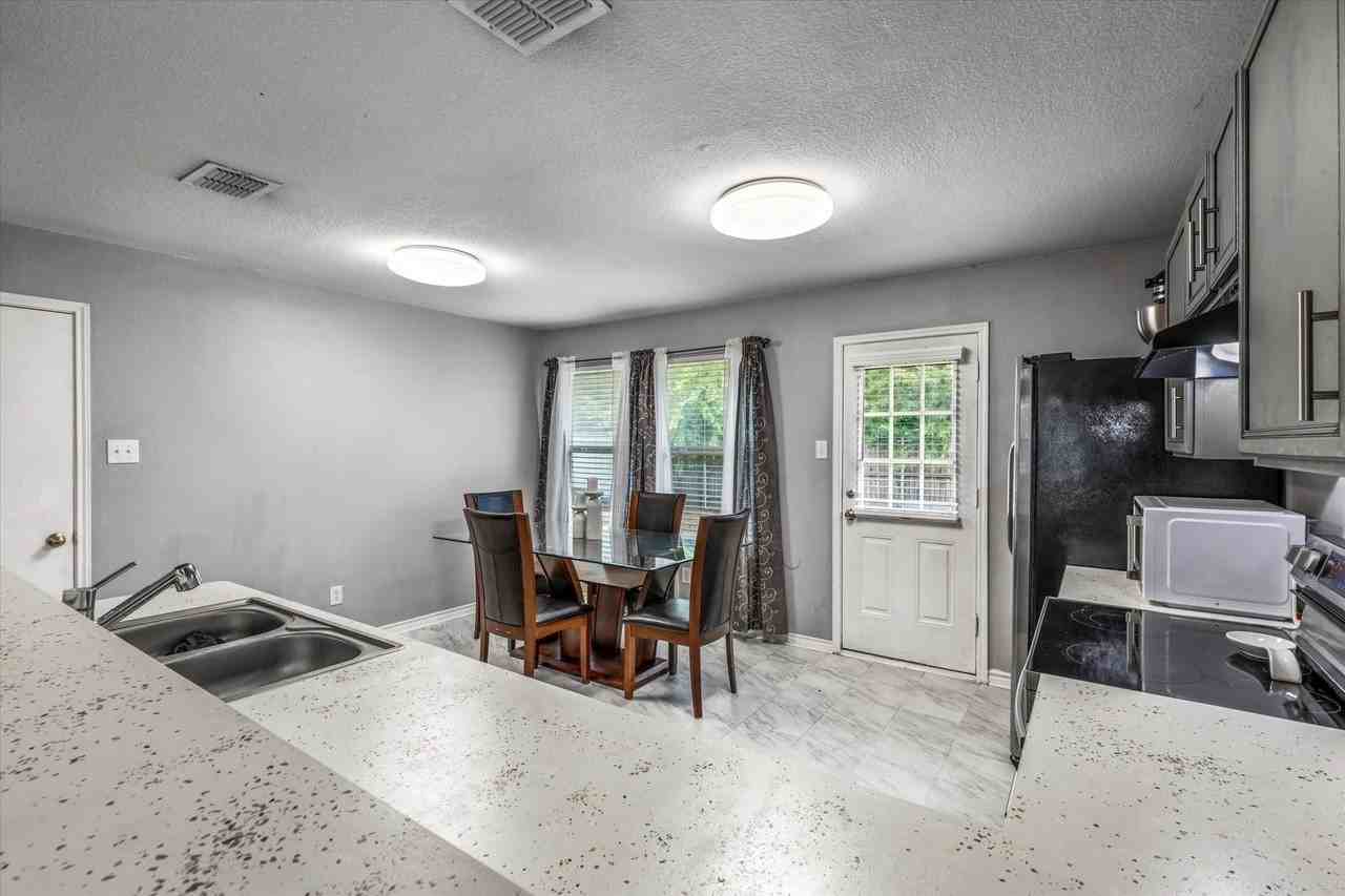 8610 Mountain Blf - Photo 3 of 17