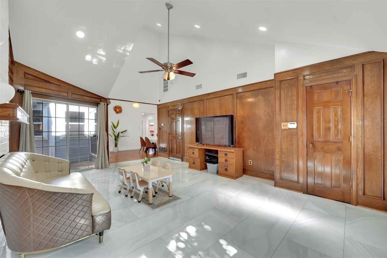 3021 Waterfront Cir - Photo 4 of 28